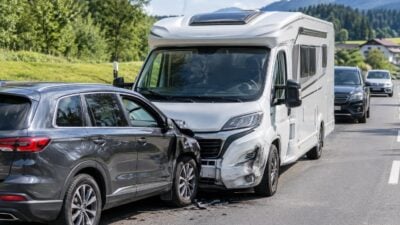 Pkw kollidiert auf B178 in Söll mit Wohnmobil