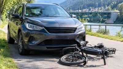 Pkw kollidiert in Abfaltersbach mit E-Bike-Fahrer