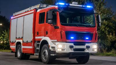 Pkw kommt in Tieschen von der Fahrbahn ab und landet im Graben