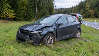 Pkw kommt zwischen Reinsberg und Scheibbs von der Bundesstraße ab