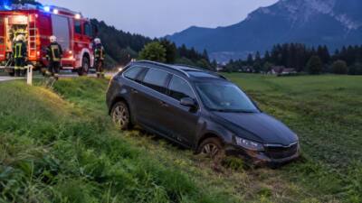 Pkw landet nach Abkommen von der B311 bei St. Martin bei Lofer im Feld