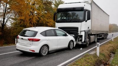 Pkw-Lenker nach Kollision auf B57 bei Tobaj eingeklemmt