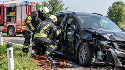 Pkw-Lenker nach Lkw-Kollision bei Vorderbruck befreit