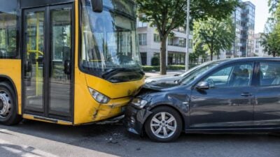 Pkw-Lenkerin nach Kollision mit Schulbus in Leonding befreit
