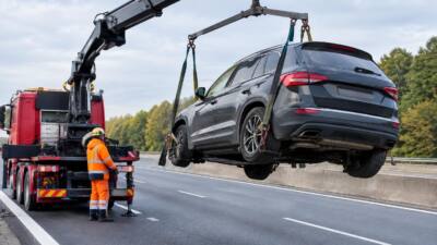 Pkw nach Unfall auf der S5 mit Kran geborgen
