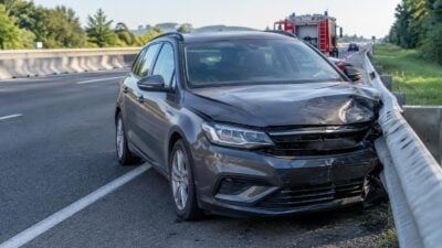 Pkw prallt auf A2 bei Leobersdorf gegen Leitschiene