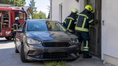 Pkw prallt in Brodersdorf gegen Mehrparteienhaus
