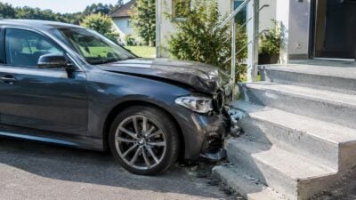 Pkw prallt in Höchst gegen Hauseingangstreppe