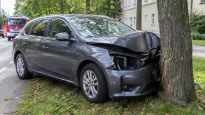 Pkw prallt in Maria Schutz frontal gegen Baum