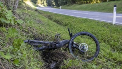 Pkw streift Radfahrer in Riezlern – 16-Jähriger verletzt