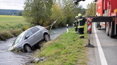 Pkw stürzt auf der B64 bei Naas in den Weizbach