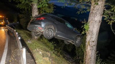 Pkw stürzt auf L240 in Sölden etwa 15 bis 20 Meter ab