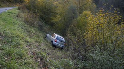 Pkw stürzt bei Hopfgarten i.D. mehrere Meter ab