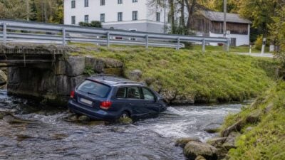Pkw stürzt in Mitterweißenbach in den Höllbach