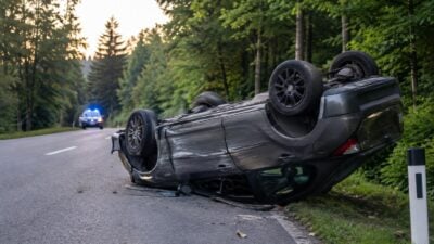 Pkw stürzt in Tarrenz in ein Waldstück