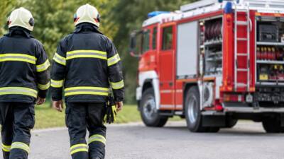 Pkw überschlägt sich auf abschüssiger Gemeindestraße in Farmie