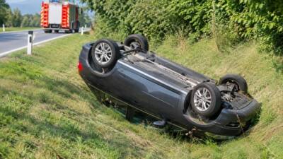 Pkw überschlägt sich auf L 107 Richtung Grafenstein – 70-Jährige verletzt