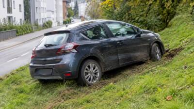 Pkw überschlägt sich im Bezirk Linz-Land dreimal auf Wiese