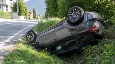 Pkw überschlägt sich nach Fahrbahnabkommen in Tulfes