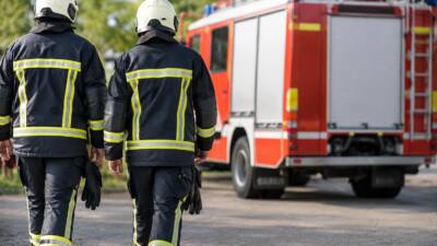Pkw und Traktor kollidieren, Straße wird bei Bergung gesperrt
