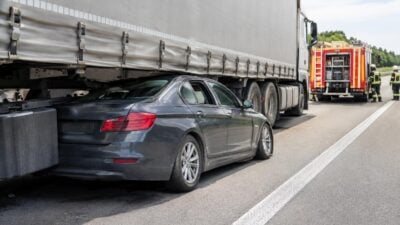 Pkw unter Sattelauflieger auf Autobahn eingeklemmt