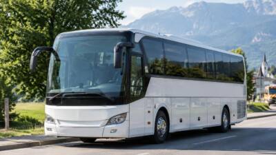 Radfahrer prallt in Breitenbach am Inn gegen Kleinbus