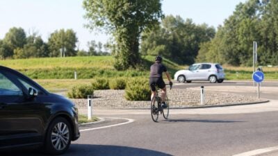 Radfahrer stürzt auf Schörflinger Landesstraße