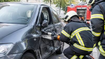 Ried in der Riedmark: Feuerwehr befreit verletzte Person aus Pkw in Grünauer Straße
