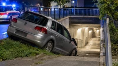 Rietz: Auto stürzt vom Radweg in Bahnunterführung