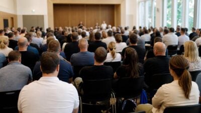 Rund 200 Bedienstete versammeln sich in der Justizanstalt Wien-Josefstadt