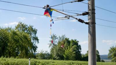 Schauboden: Feuerwehr Purgstall räumt Drachenschnur aus Bahnoberleitung