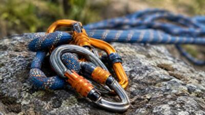Kletterseil und Karabiner liegen auf Fels als KI-Symbolbild für einen Bergrettungseinsatz.