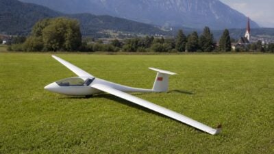 Segelflieger notlandet in einem Feld in Stams
