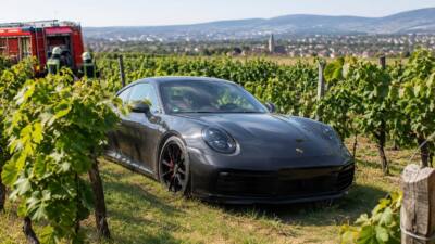 Sportwagen bleibt in Gumpoldskirchner Weingarten stehen