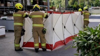 Stadtfeuerwehr Imst unterstützt Rettungsdienst mit Sichtschutz