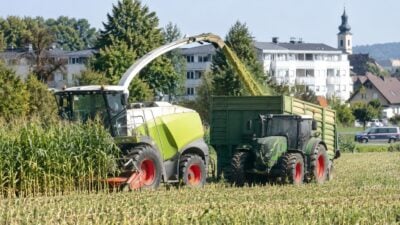 Stromschlag verletzt 31-Jährigen auf Maishäcksler in Schenkenfelden