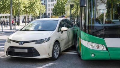 Taxi kollidiert am Südtiroler Platz mit IVB-Bus