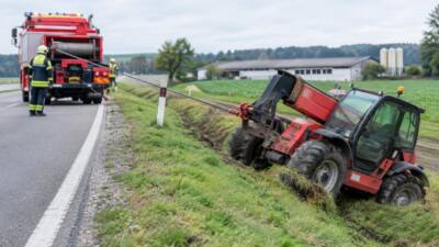 Teleskoplader rutscht auf der L8144 Richtung Artolz in Graben