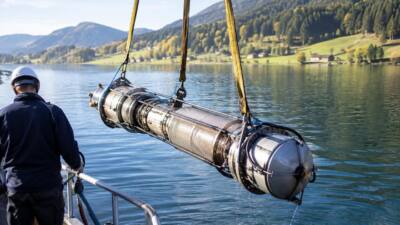 Tiefenbelüftungsanlage am Brennsee für Wartung gehoben