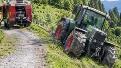 Traktor am Almweg über Böschung gerutscht