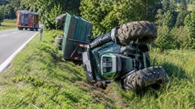 Traktor mit Anhänger stürzt über Böschung