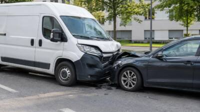Transporter und Pkw stoßen zusammen in Schwanenstadt