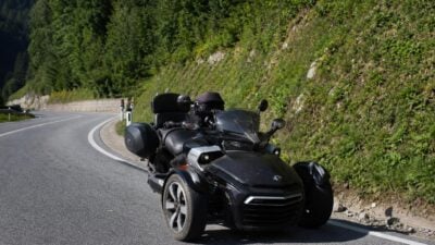 Trike-Fahrerin nach Bremsversagen auf B109 schwer verletzt