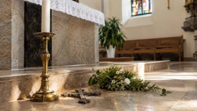 Unbekannte verstreuen Gegenstände in Kirche im Bezirk Perg