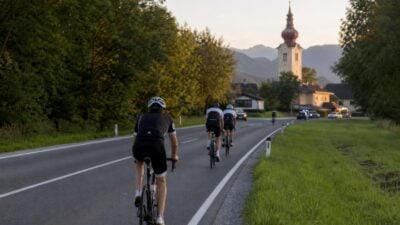 Unbekannter Pkw touchiert Rennradfahrer in Pettnau