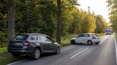 Unfall auf B111: Vier Verletzte – Lenker schwer verletzt