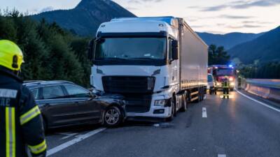 KI-Symbolbild mit Pkw, Lkw und Feuerwehr auf einer Autobahn