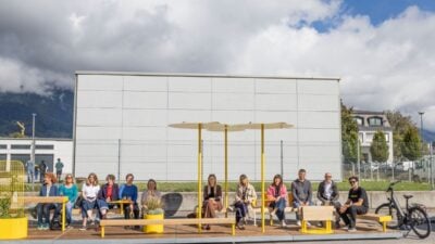 Aufenthaltsinsel mit Beschattung in Innsbrucks Rossau eröffnet