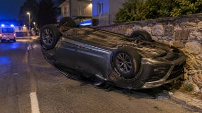 Verkehrsunfall in Fischering: Pkw überschlägt sich