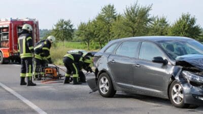Verkehrsunfall zwischen Asparn und Langenschönbichl: Lenker gerettet